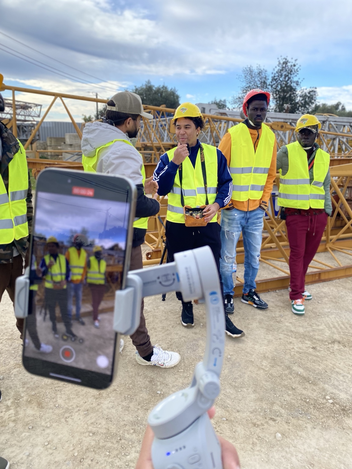 Explicação prática à turma junto ao equipamento de grua